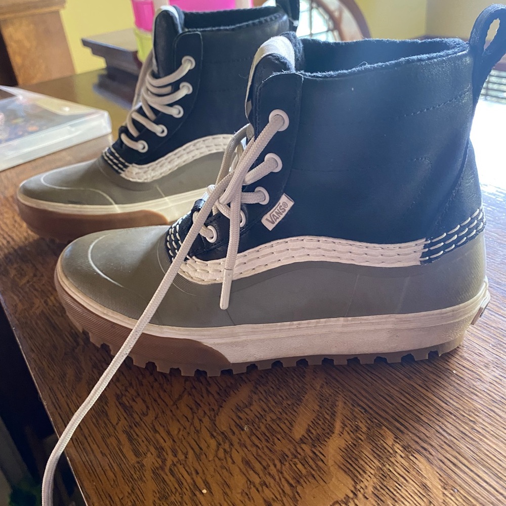 Vans standard mid snow, waterproof boot/shoe.great for Colorado.